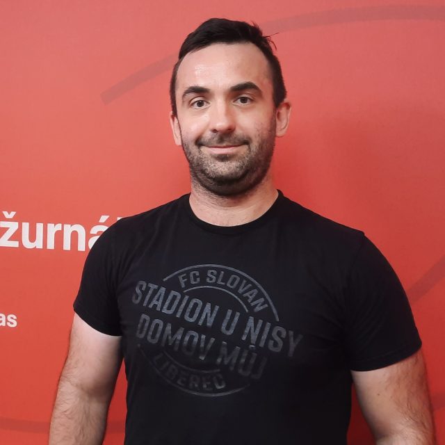 Ředitel komunikace Slovanu Liberec Tomáš Čarnogurský ve studiu Radiožurnálu Sport | foto: Anna Duchková,  Český rozhlas
