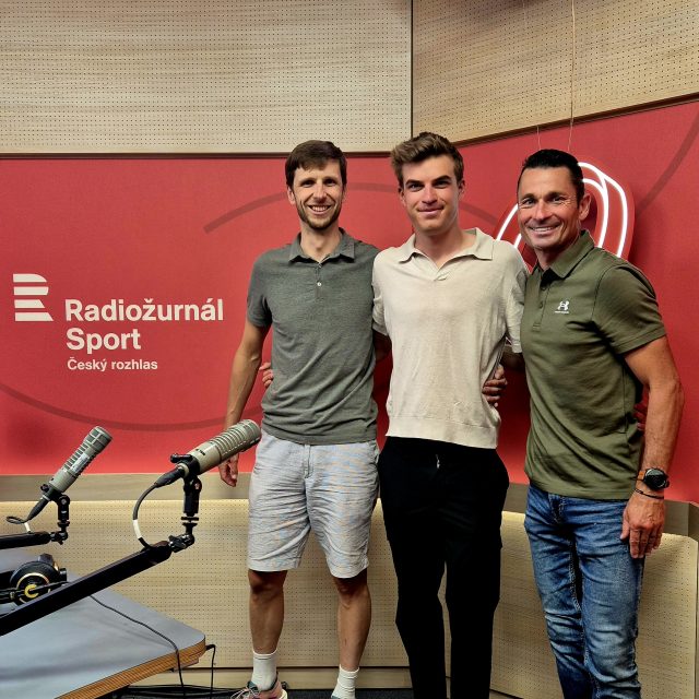 Český cyklista Mathias Vacek ve studiu Radiožurnálu Sport | foto: Český rozhlas