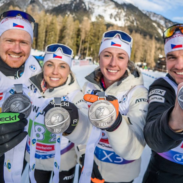 Vítězslav Hornig,  Tereza Voborníková,  Jessica Jislová a Michal Krčmář se stříbrnými medailemi z MS 2025 | foto:  (C) Český biatlon Petr Slavík