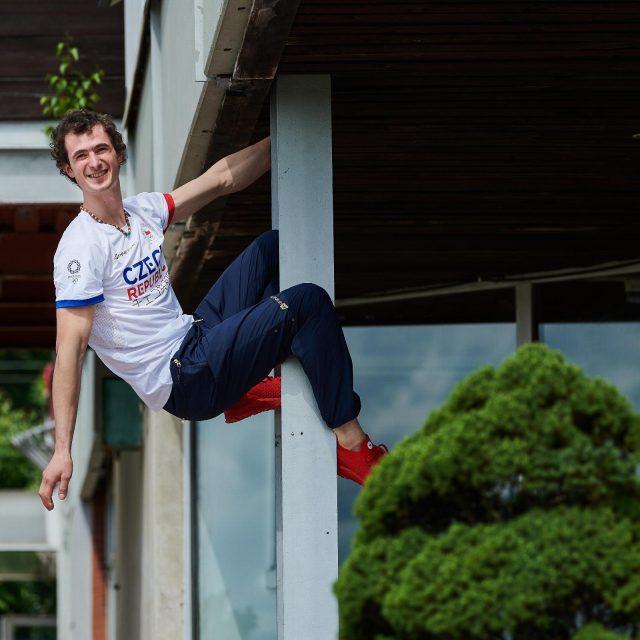 Adam Ondra před odletem do Tokia sršel energií | foto: Barbora Reichová,  Český olympijský výbor