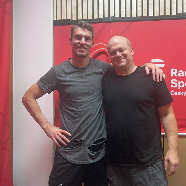 Fotbalista Zdeněk Folprecht s moderátorem Davidem Novotným | foto: Barbora Dvořáková,  Český rozhlas