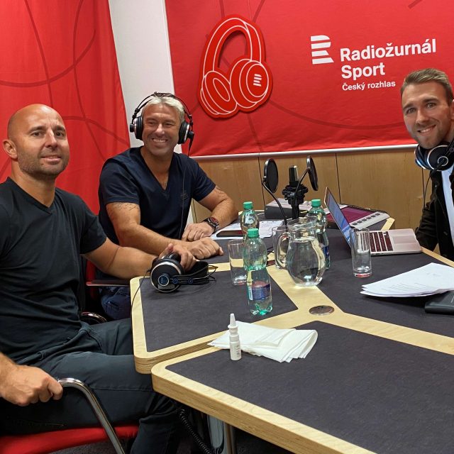 Hokejové legendy Martin ručinský a Petr Nedvěd ve studiu Radiožurnálu Sport s moderátorem Martinem Minhou | foto: Natalie Máchová,  Český rozhlas