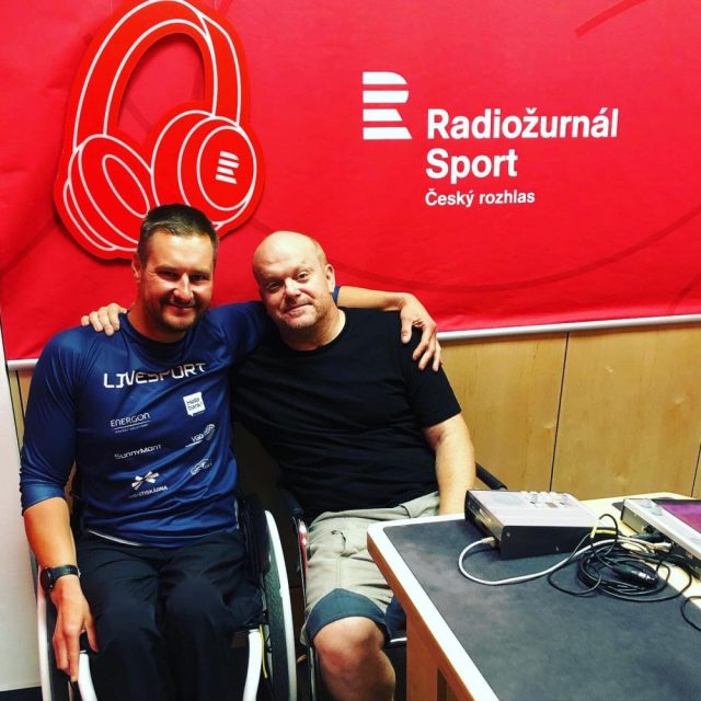 Jan Tománek s moderátorem Davidem Novotným ve studiu Radiožurnálu Sport | foto: Český rozhlas