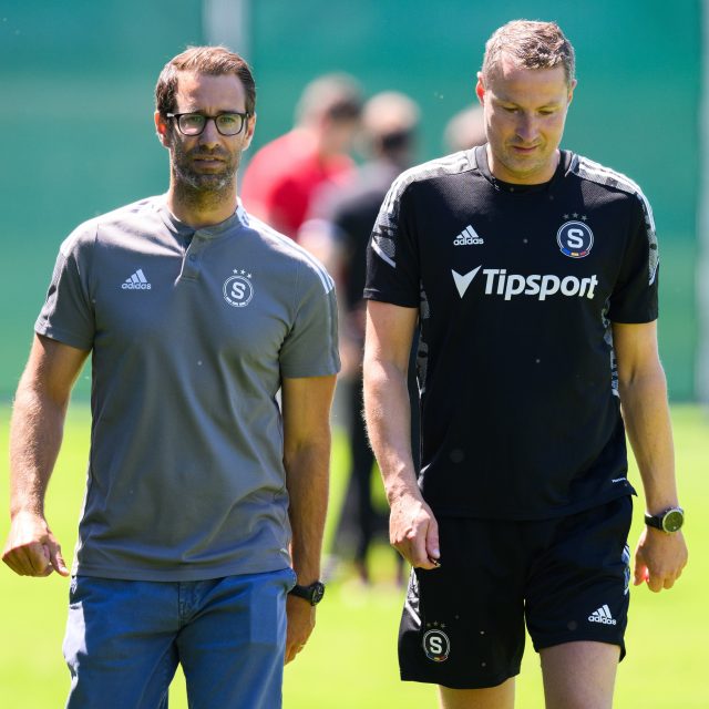 Tiskový mluvčí Sparty Ondřej Kasík  (vlevo) s trenérem Brianem Priskem | foto: Vlastimil Vacek,  Právo / Profimedia