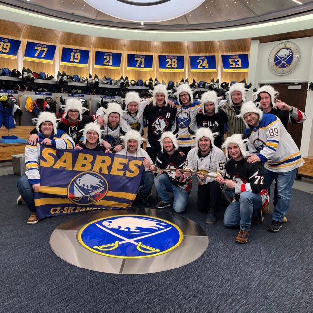 Česká parta fanoušků Buffala Sabres při zahraničním tripu na zápasy NHL | foto: Archiv Viktora Maudra