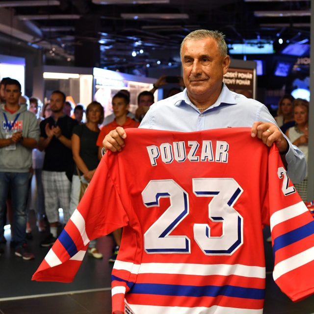 Jaroslav Pouzar při setkání bývalých československých hokejových reprezentantů,  kteří se v roce 1976 stali se mistry světa a získali stříbrné medaile na olympijských hrách | foto: Barbora Reichová,  CNC / Profimedia