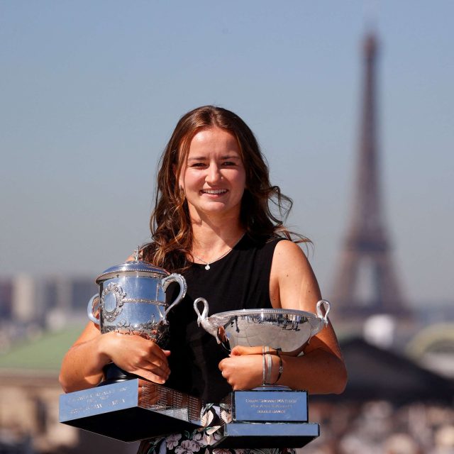 Barbora Krejčíková na Roland Garros zvítězila ve dvouhře i čtyřhře jako sedmá žena v historii | foto: Fotobanka Profimedia
