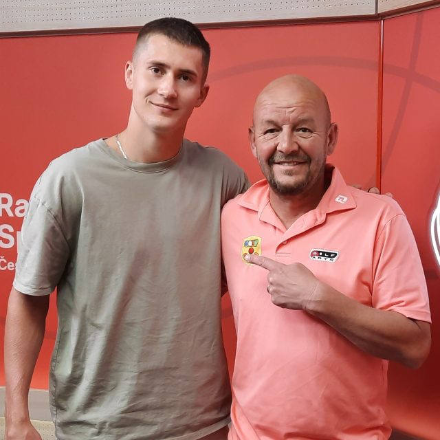 Hokejista Martin Nečas s moderátorem Pavlem Nečasem ve studiu Radiožurnálu Sport | foto: Anna Duchková,  Český rozhlas