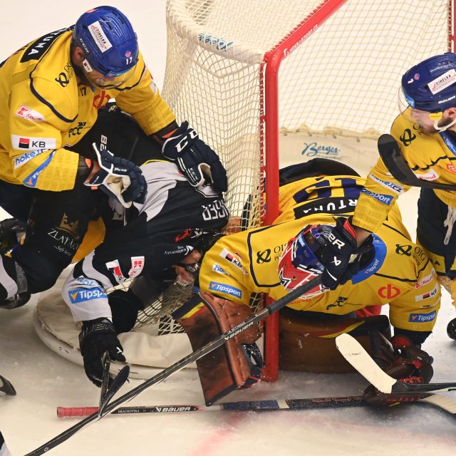 Boj hokejistů Karlových Varů s Českými Budějovicemi v předkole play off | foto: Slavomír Kubeš,  ČTK