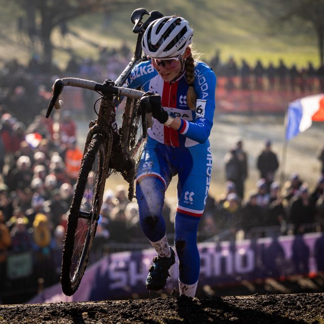 Juniorka Barbora Bukovská na mistrovství světa v cyklokrosu | foto: Michal Červený,  ČTK