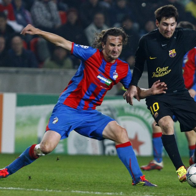 Petr Jiráček v dresu Plzně brání hvězdného Lionela Messiho | foto:  Jan Handrejch / Právo / Profimedia