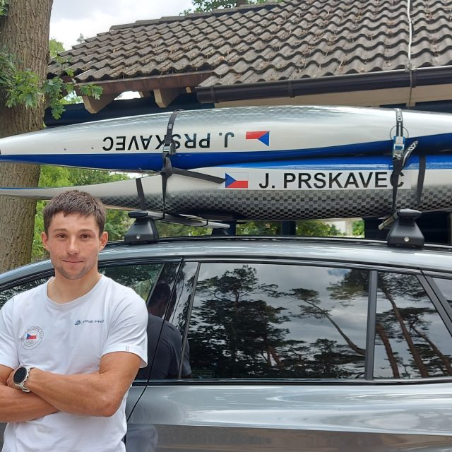 Pro Jiřího Prskavce jsou dva kajaky samozřemou součástí střechy jeho vozu | foto: Markéta Vejvodová,  Český rozhlas