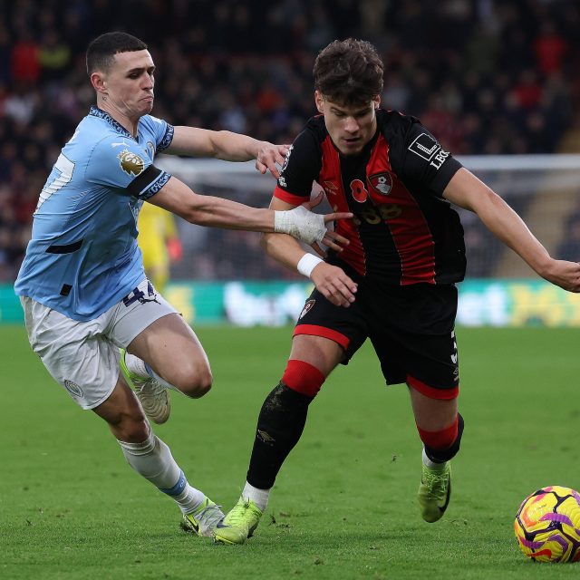 Phil Foden a Milos Kerkez v souboji o míč v duelu Manchesteru City proti Bournemouthu | foto: ČTK / imago sportfotodienst