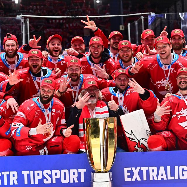 Budou se i na konci příští sezony ze zisku mistrovského titulu radovat hokejisté Třince? | foto: Profimedia