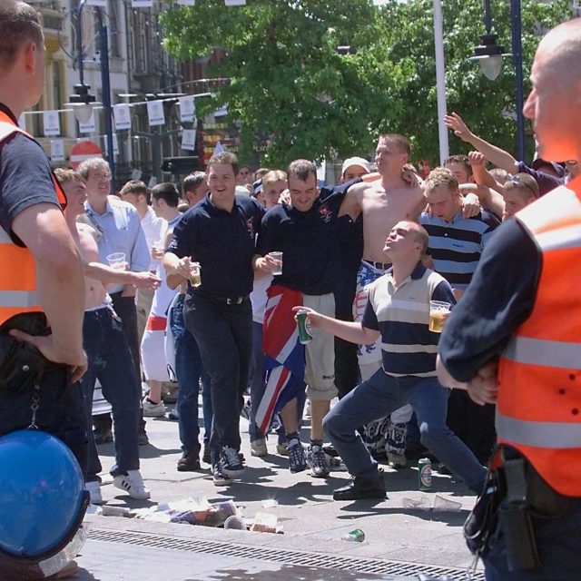 Belgičtí fotbalisté měli na Euru 2000 plno starostí s britskými fanoušky | foto:  Philippe Huguen,  AFP / Profimedia