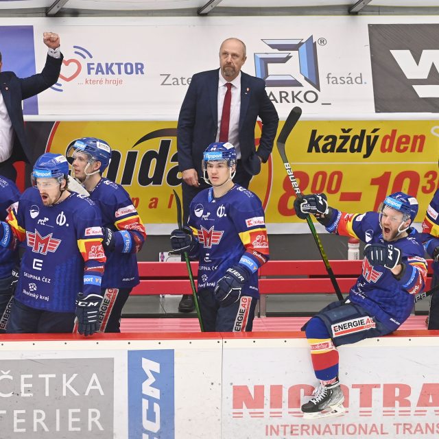 Motor České Budějovice vedený trenérem Jaroslavem Modrým  (uprostřed) | foto: Michal Beránek,  CNC / Profimedia