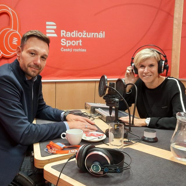 Předseda Českého paralympijského výboru Zbyněk Sýkora ve studiu Radiožurnálu Sport s Kateřinou Neumannovou | foto: Anna Duchková,  Český rozhlas