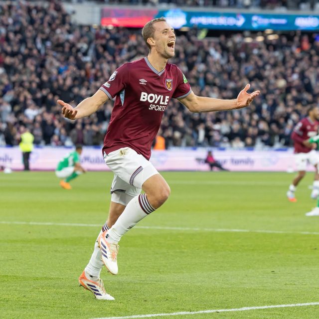 Český fotbalista Tomáš Souček se raduje ze vstřeleného gólu West Hamu proti Newcastlu | foto: Elli Birch/ ČTK / imago sportfotodienst