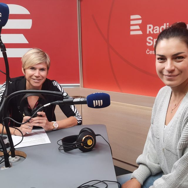 Lyžařka Martina Dubovská jako host Kateřiny Neumannové v pořadu Páteční finiš | foto: Anna Duchková,  Český rozhlas