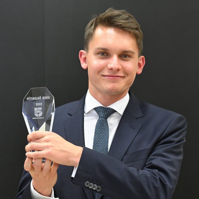 Martin Vlach s oceněním pro nejlepšího moderního pětibojaře sezony | foto: Michal Kamaryt,  Profimedia