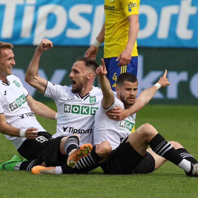 Fotbalista Karviné Martin Regáli slaví gól proti Zlínu | foto: Pavel Paprskář,  ČTK