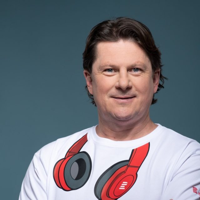 Chcete mít tričko jako moderátor Čisté hry Martin Procházka? Tak využijte nový fanshop Radiožurnálu Sport | foto: Khalil Baalbaki,  Český rozhlas