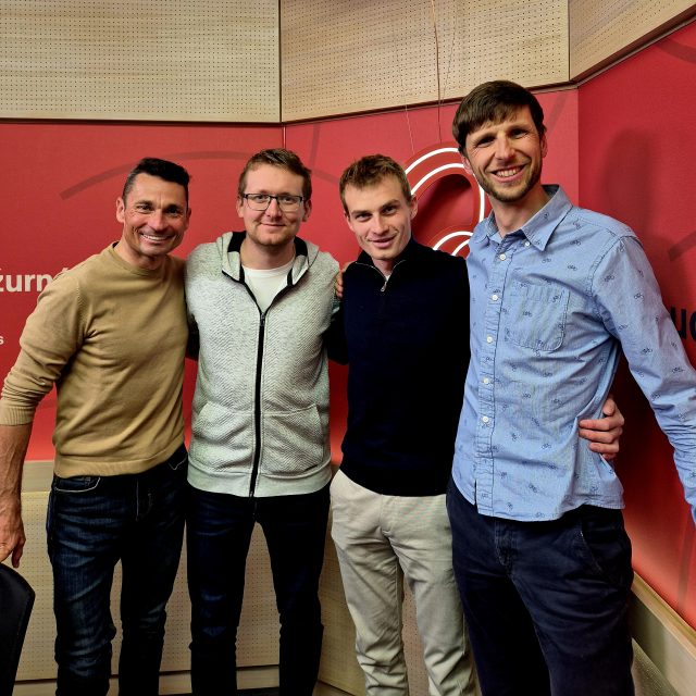 Moderátoři pořadu Kilometry Jiřího Ježka a bývalý proficyklista Karel Vacek | foto:  Radiožurnál Sport