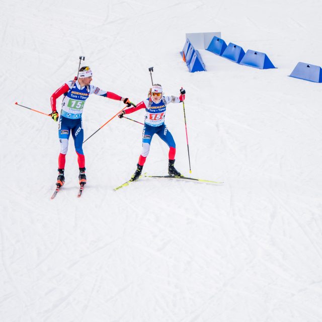Michal Krčmář předává štafetu Tereze Voborníkové | foto:  (C) Český biatlon Petr Slavík