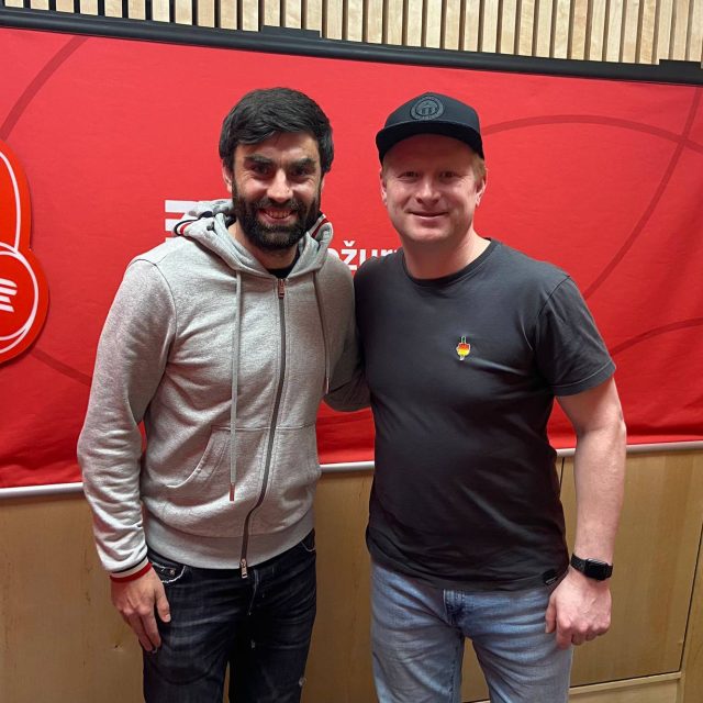Fotbalista Jan Morávek s moderátorem pořadu Na place Ladislavem Hamplem | foto: Český rozhlas