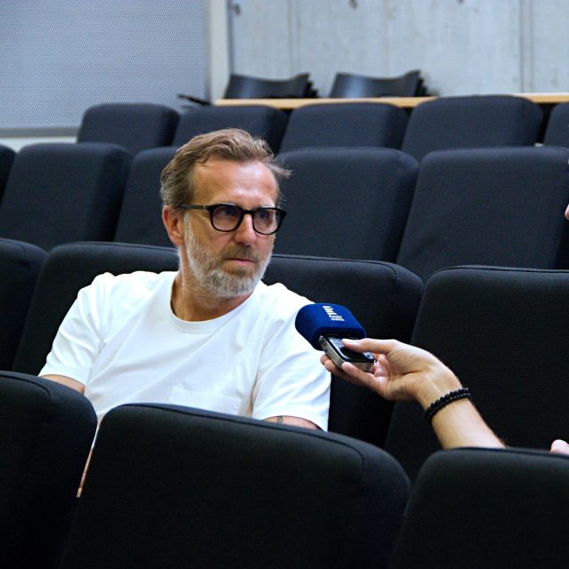 Martin Minha se dívá na vodárenskou věž,  která je výraznou dominantou Střeleckého ostrova. | foto: Jiří Malina,  Český rozhlas