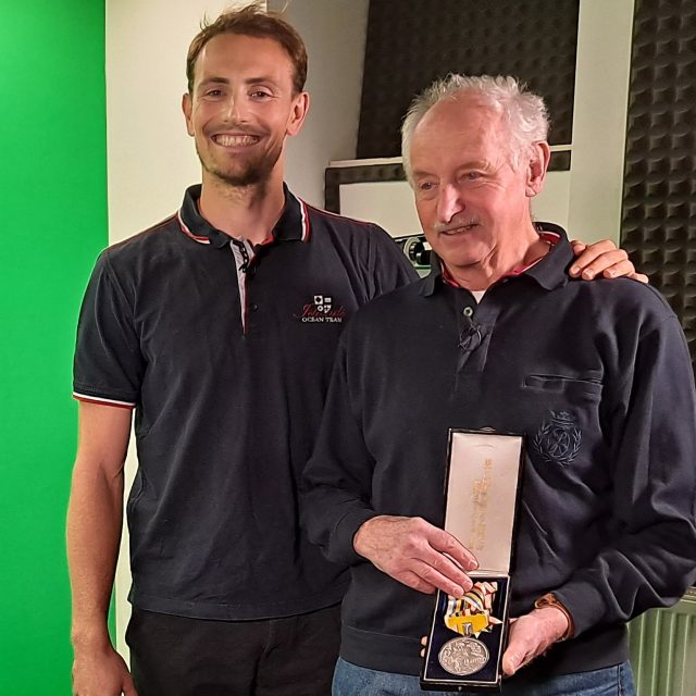 Volejbalisté Ondřej a Boris Perušičovi se stříbrnou medailí,  kterou Boris získal na olympiádě v Tokiu v roce 1964 | foto: Jan Suchan,  Český rozhlas,  Český rozhlas