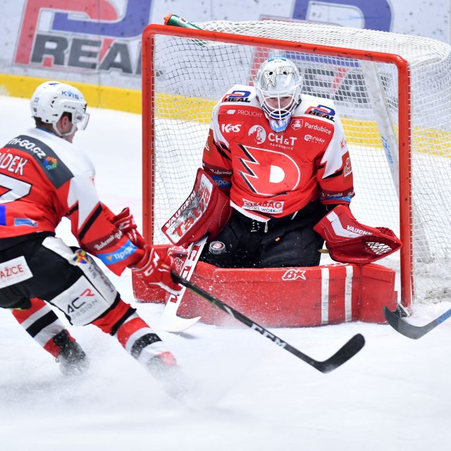 Michal Hrádek se snaží zabránit střele na pardubického brankáře | foto: Michal Beránek,  CNC / Profimedia