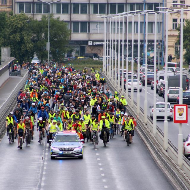 Cyklisté na Nuselském mostě během Světové cyklojízdy 2. června 2024 v Praze. | foto: Miloš Ruml,  ČTK