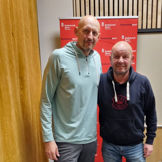 Trenér basketbalové reprezentace Luboš Bartoň s moderátorem pořadu Na place | foto: Adéla Krapková,  Český rozhlas