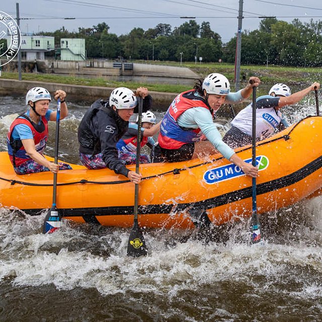 Raftařka Vandasová při závodě | foto:  Svaz vodáků ČR