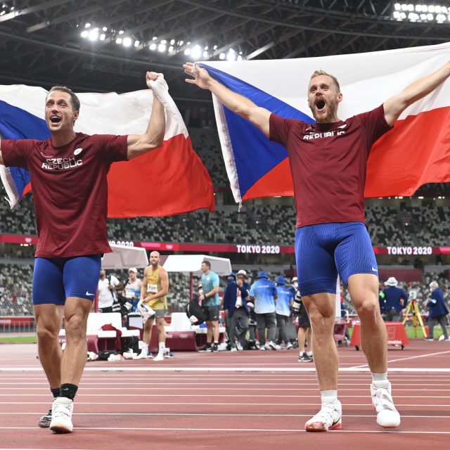Oštěpaři Veselý a Vadlejch po zisku bronzu a stříbra na hrách v Tokiu | foto: Ondřej Deml,  ČTK