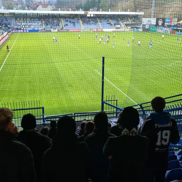 Hostující sektor na stadionu U Nisy obsadili fanoušci Hradce Králové | foto: Jaroslav Plašil,  Český rozhlas