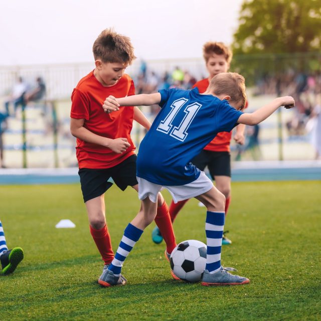 Děti hrají fotbal | foto: Shutterstock