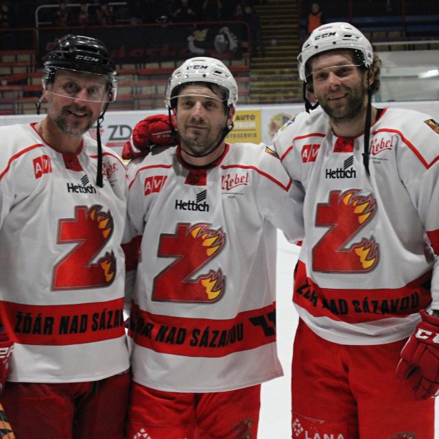 V domácím dresu nastoupili k duelu Petr Koukal,  Petr Vampola a Tomáš Kaut | foto: Jan Kodet,  Český rozhlas