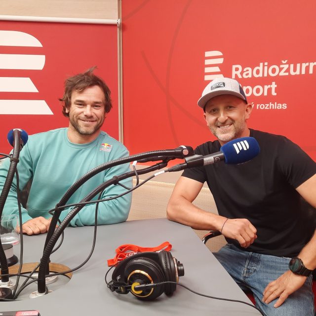 Vavřinec Hradilek a letec Petr Kopfstein ve studiu Radiožurnálu Sport | foto: Anna Duchková,  Český rozhlas