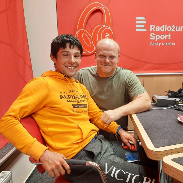 Kajakář Jiří Prskavec si ve studiu Radiožurnálu Sport povídal s moderátorem pořadu Na place Davidem Novotným | foto: Anna Duchková,  Český rozhlas