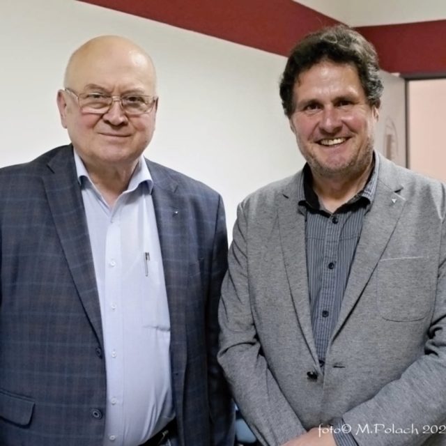 Jediný český kosmonaut ve vesmíru Vladimír Remek byl hostem moderátora Pavla Petra v pořadu Setkání u mikrofonu | foto: Miroslav Polach
