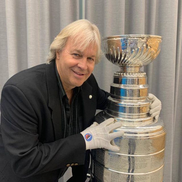 Phil Pritchard o Stanley Cup pečuje v rukavičkách | foto: František Kuna,  Český rozhlas