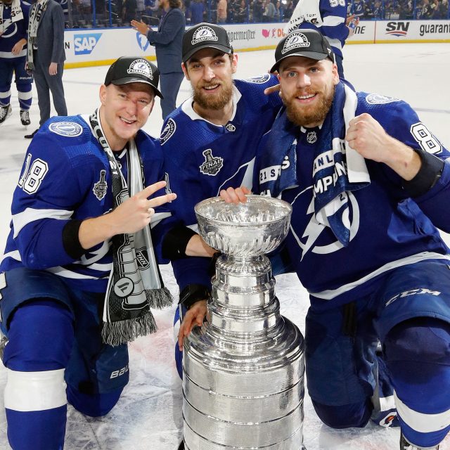 Hokejisté Tampy Bay Ondřej Palát,  Jan Rutta a Erik Čerňák s pohárem Stanley Cupu | foto: Fotobanka Profimedia