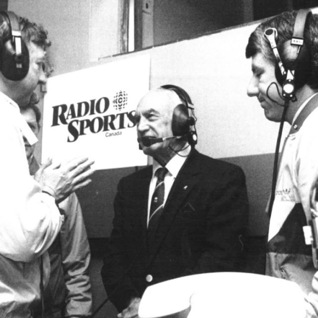 Mike Buckna  (uprostřed) na pražském MS v ledním hokeji při rozhovoru pro kanadský rozhlas  (3. 5. 1985) | foto: autor neznámý,  Archiv Českého rozhlasu