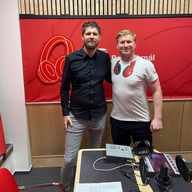 Fotbalista Radek Hochmeister s Ladislavem Hamplem před pořadem Na place | foto: Český rozhlas
