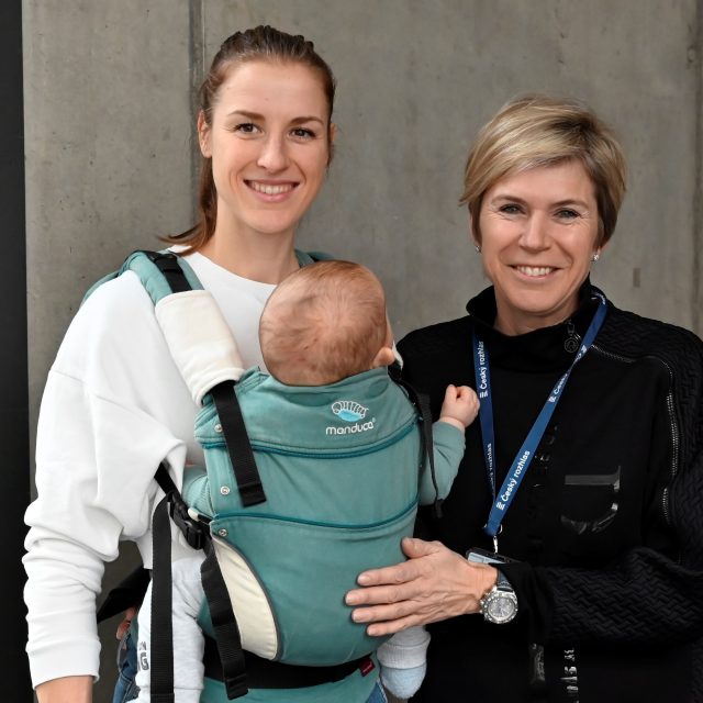 Basketbalistka Kateřina Suchanová,  dříve Elhotová,  se synem před rozhovorem s Kateřinou Neumannovou | foto: Anna Duchková,  Český rozhlas