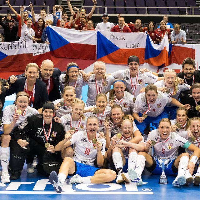 Česká florbalová reprezentace žen získala na světovém šampionátu v roce 2023 bronzové medaile | foto: Martin Flousek,  Český florbal