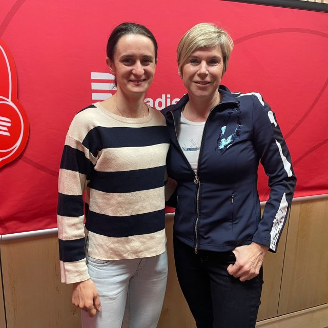 Martina Sáblíková ve studiu Radiožurnálu Sport s moderátorkou Kateřinou Neumannovou | foto: Barbora Dvořáková,  Český rozhlas