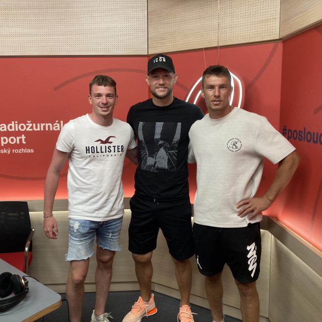 Tomáš Vaclík  (uprostřed) byl hostem pořadu První dotek | foto: David Prouza,  Český rozhlas